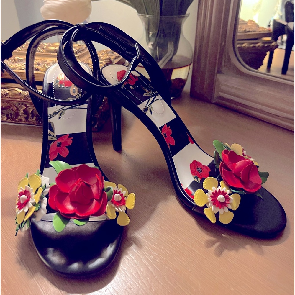 Ankle strap flower detail sandals